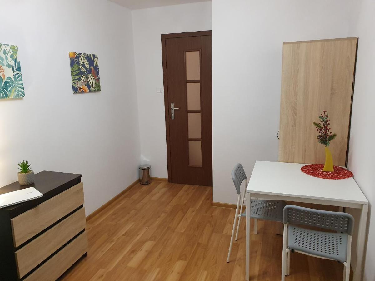 4 Rooms Solidarnosci Варшава Екстериор снимка